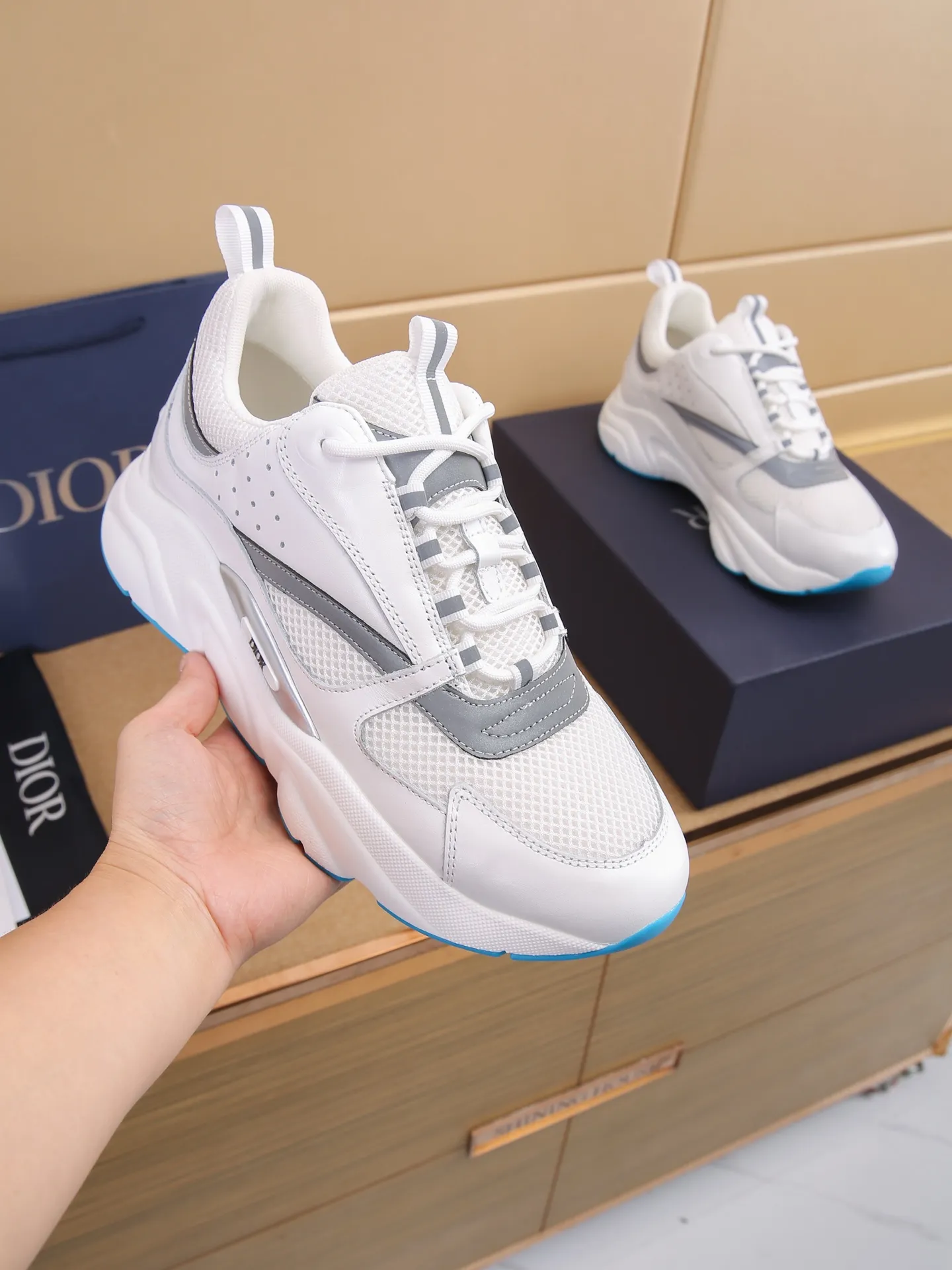 Factory price: 460💰Dior’s top version of D’s b22 men’s sports shoes. Inspired by retro running styles, the chunky low-top silhouette features gray calf leather and blue and white mesh fabric uppers, atop a black, white and blue engraved rubber sole. Nylon ribbon accents the blue mesh tongue and heel counter, and a "dio~" logo appears on the side. Pair it with a suit for a striking contrast and add a sportswear-chic edge to your look. The thick sole can be about 4cm~ Size: 38-45, [46, 47 customized]